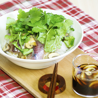 万能マッシュルームだれのパクチー刺身丼